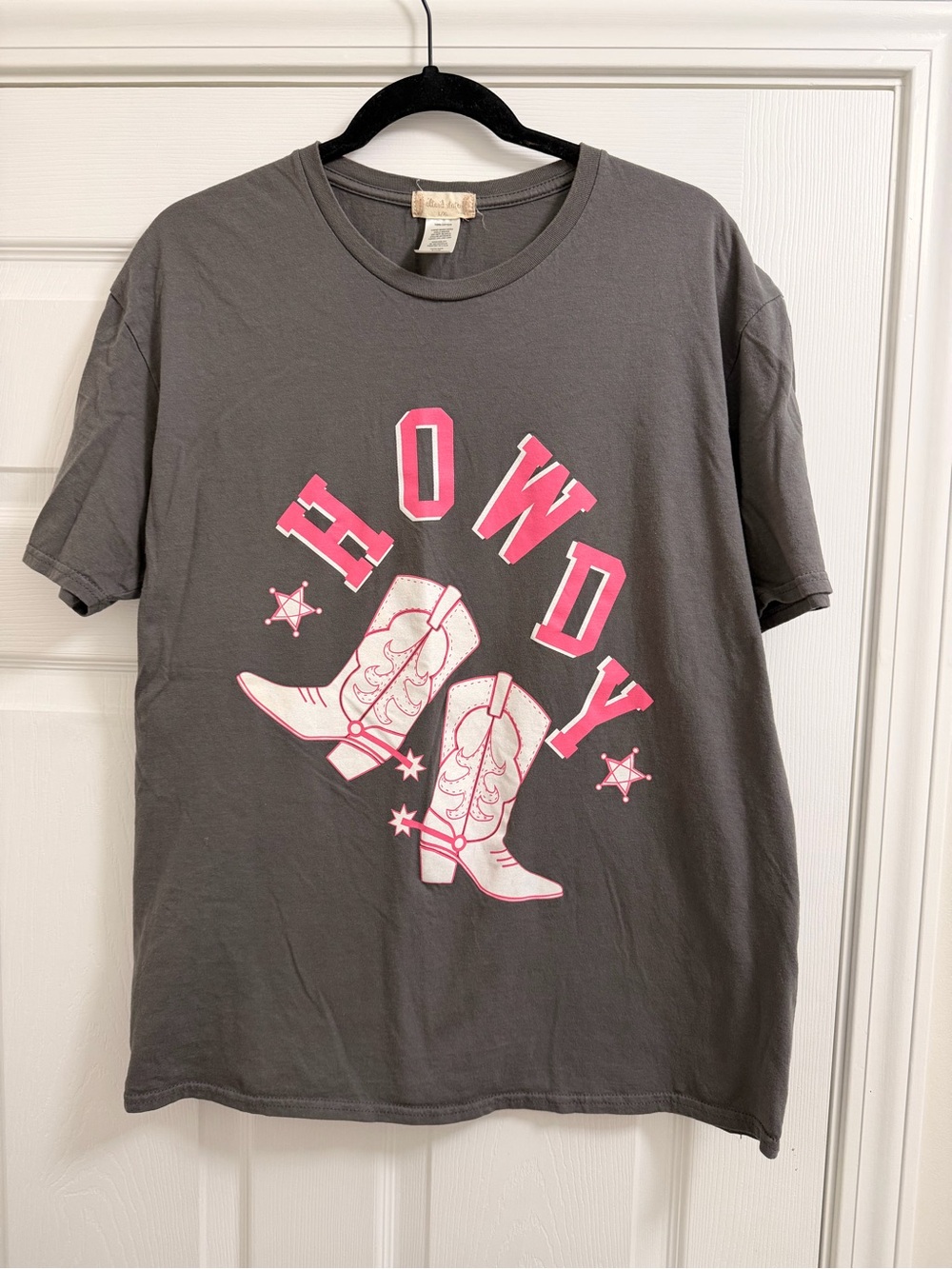 Altar’d State - Howdy Graphic Tee - Gray with Pink and White Boot Design